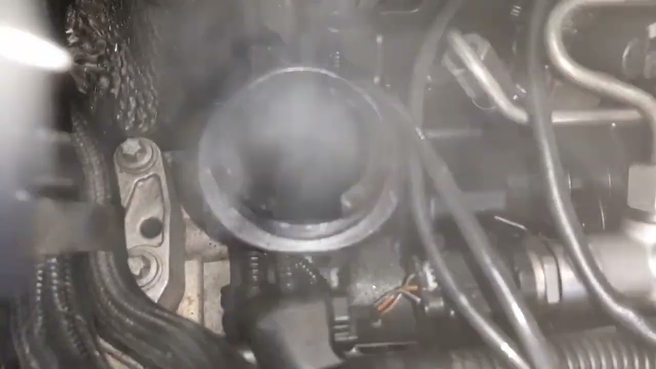 DE LA FUMÉE sort de la jauge d'huile CAUSÉE par une SURPRESSION dans le carter, VOIR DESCRIPTION